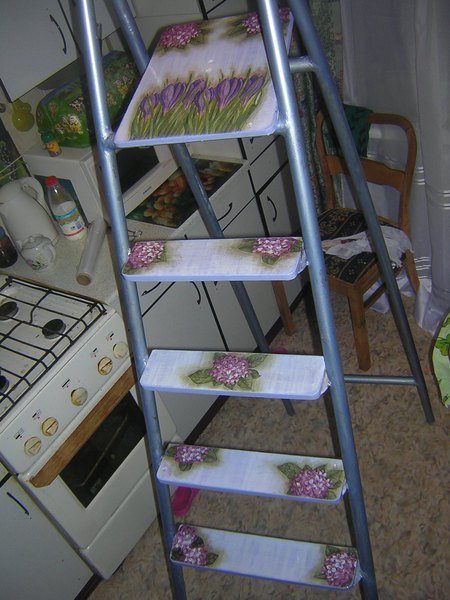1. Начнем с того, что лестницу или стремянку нужно привести в порядок: помыть, покрасить, при необходимости применить технику декупаж