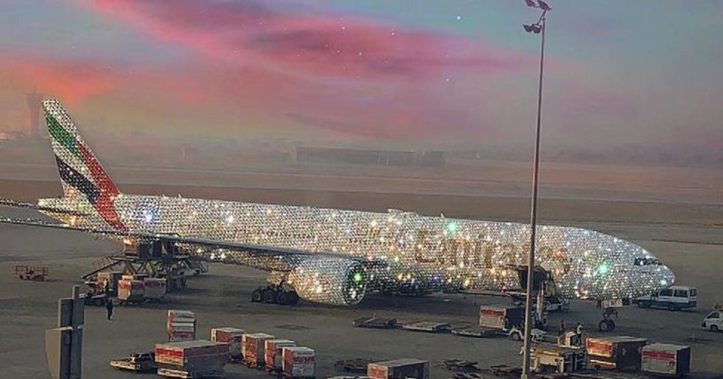 В Дубае украсили авиалайнер тысячами бриллиантов