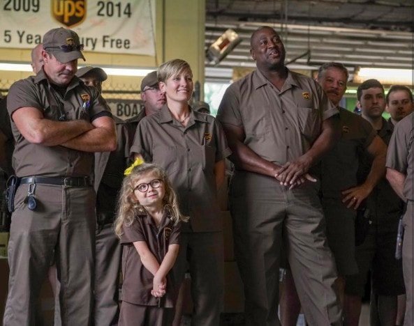 Сотрудники компании UPS решили осуществить мечту малышки Парсон и на день приняли её на работу
