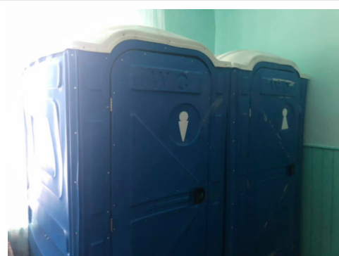 Красноярские чиновники установили в школе "теплые туалеты" и запретили ими пользоваться