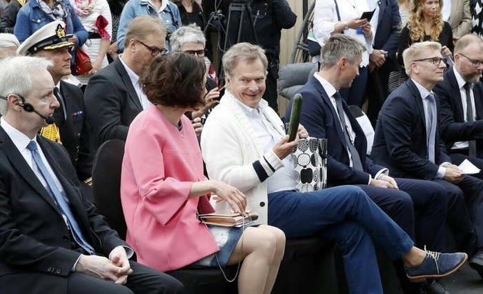 Просто президент Финляндии предлагает огурец первой леди
