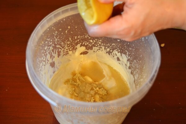 Постепенно в яйца ввести растительное масло. Взбить блендером до густоты. Добавить горчицу и сок лимона и еще раз взбить.