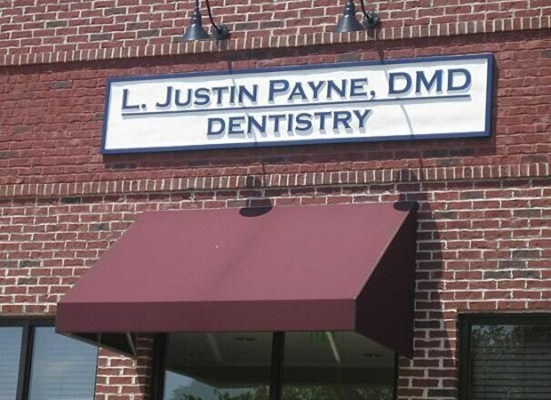 Зубной врач Джастин Пейн (созвучно слову "Боль")
