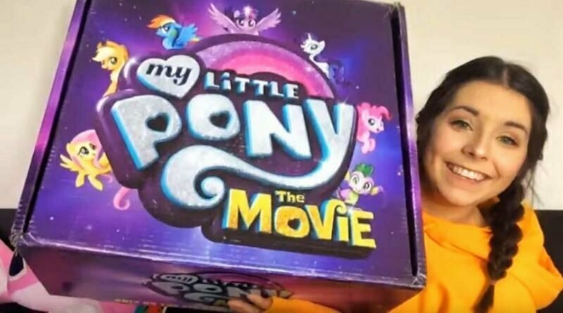 22-летняя девушка уволилась, чтобы стать Ютуб-знаменитостью, играясь игрушечными пони
