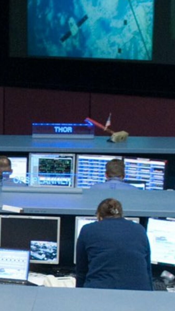 Кто-то из пользователей разглядел на фото, прикрепленном NASA к посту с обращением, молот Тора рядом с табличкой "THOR" (Тор) 