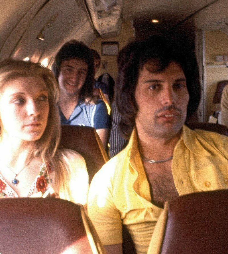 Ранее неизданное фото, опубликованное Брайаном Мэйем. Фредди с Мэри в частном самолете. 1970-е