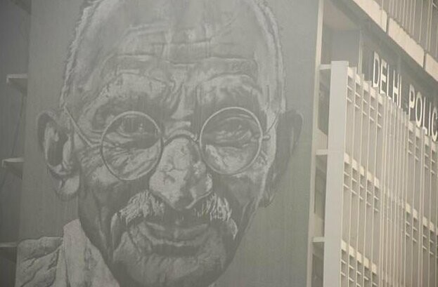 Преподаватели университета в Гане снесли памятник Ганди за расизм