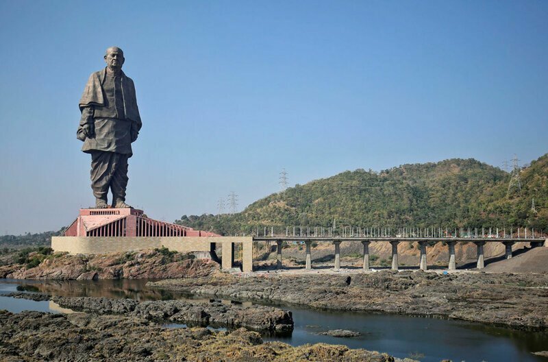 Статуя Единства — дань памяти Валлабхаи Пателю, политику, ратовавшему за независимость Индии. Открыта в октябре 2018 года и является самой большой в мире — 182 м, не считая постамента, что в четыре раза выше, чем статуя Свободы