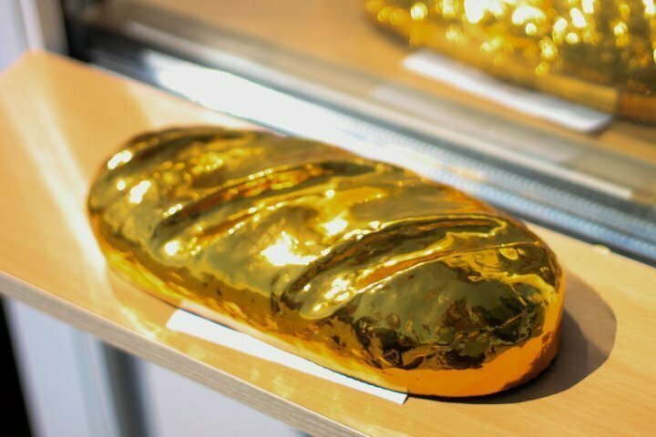 Золотой багет, найденный в резиденции Макрона, передан на хранение в Лувр