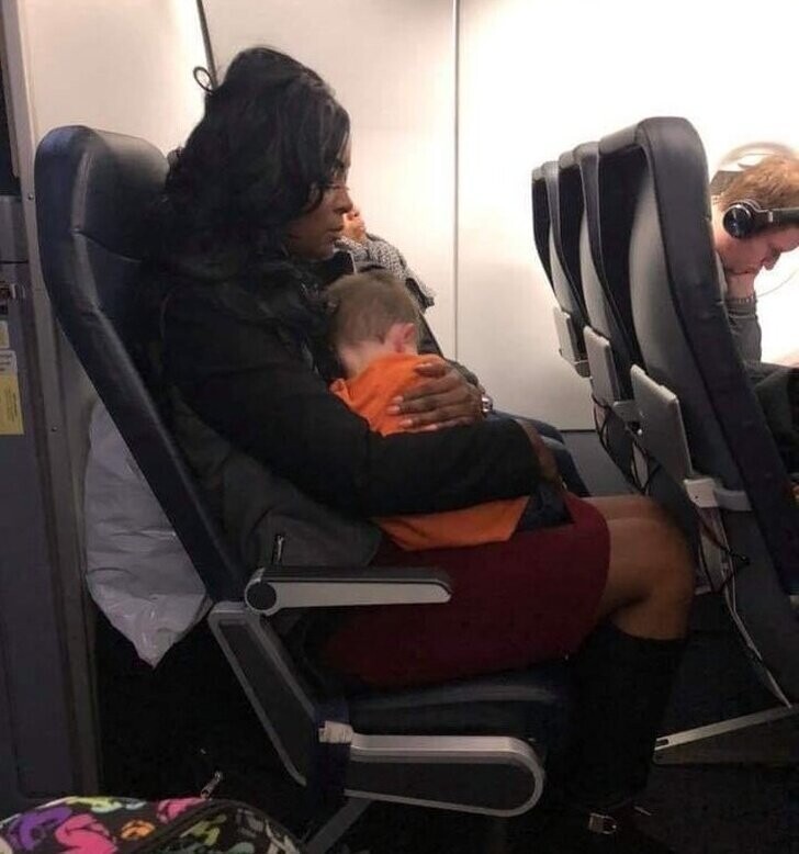Эта женщина взяла на руки и успокоила чужого ребенка в самолете.