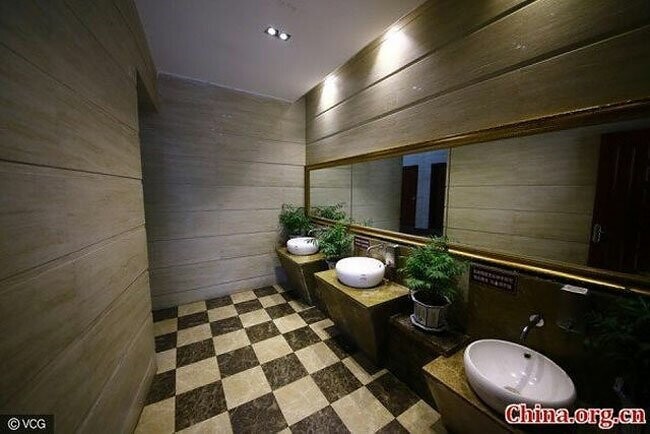 В китайском городе открыли 5-звездочный общественный туалет