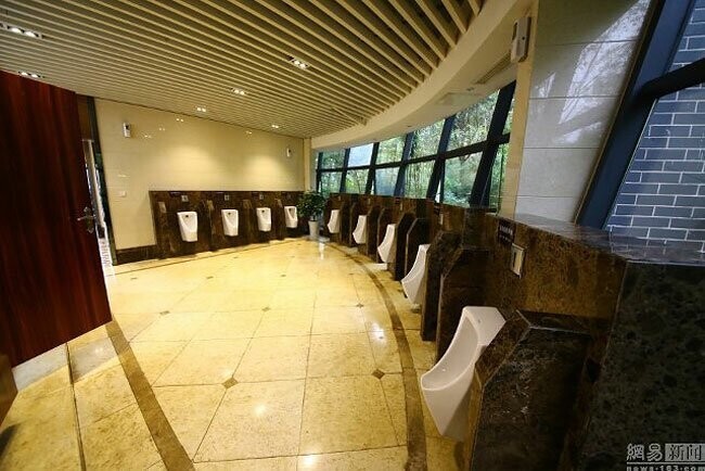 В китайском городе открыли 5-звездочный общественный туалет