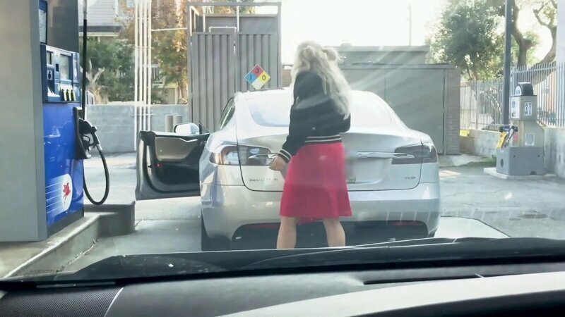 Блондинка пытается заправить Tesla бензином 