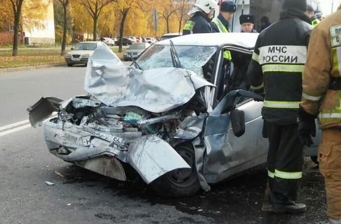 Водитель и пассажир ВАЗа погибли, а второй пассажир получил тяжелые увечья.