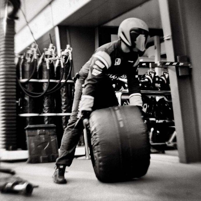 Фотограф использует 100-летнюю камеру, чтобы снимать гонки Формулы 1