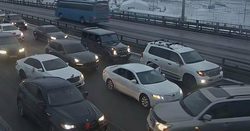 В Красноярске свадебный кортеж из дорогих машин перекрыл Николаевский мост