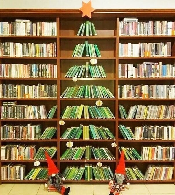 Рождественская ель в библиотеке