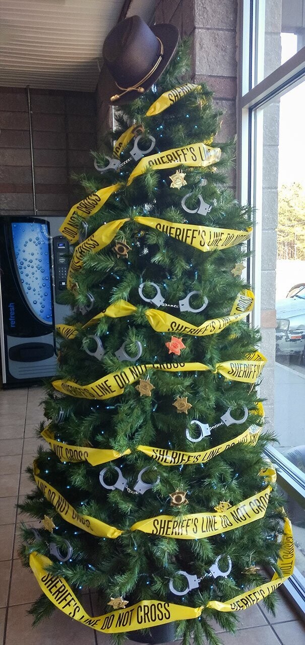 Рождественская елка в местном полицейском участке