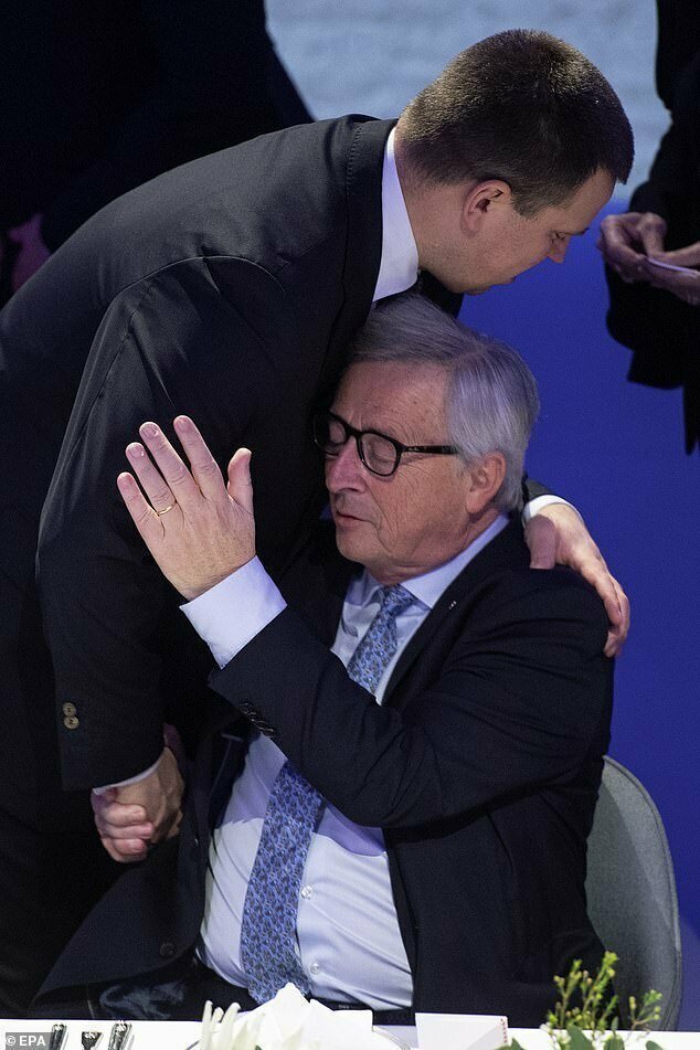 Юнкер поплыл: глава Еврокомиссии снова пошатнулся во время саммита
