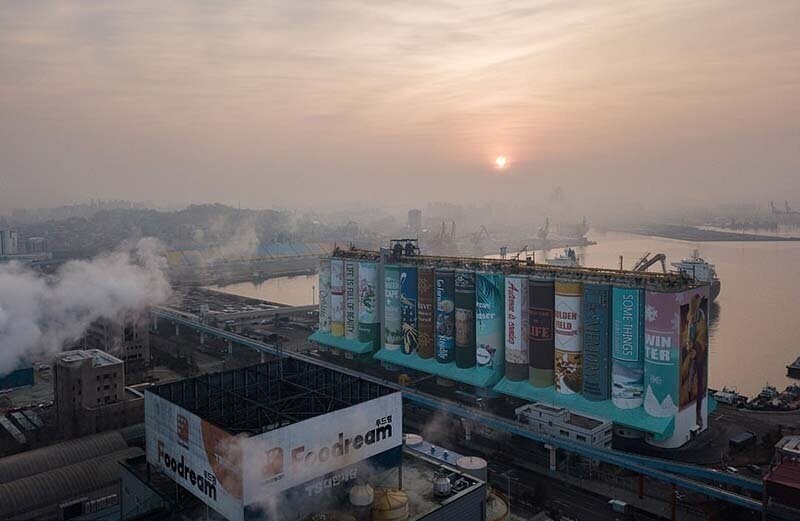 Художники использовали более 850 тыс. литров краски, чтобы превратить южнокорейское зернохранилище в крупнейший в мире мурал