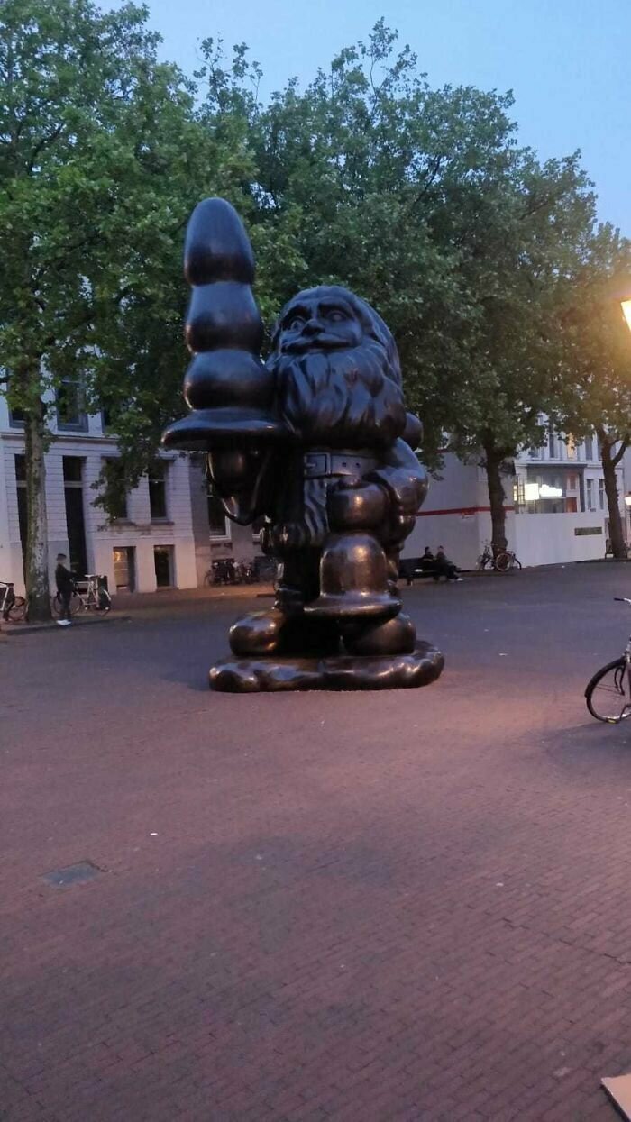 Эта статуя Санта-Клауса в Роттердаме как бы намекает, что миссис Клаус ждет сюрприз сегодня вечером