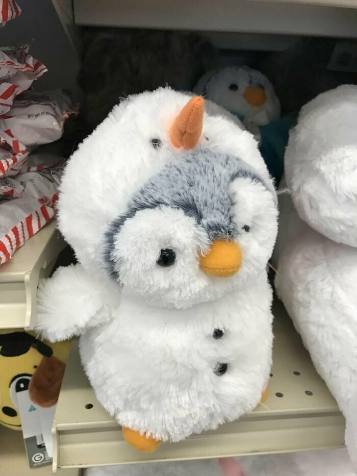 Снеговик пожирает пингвина