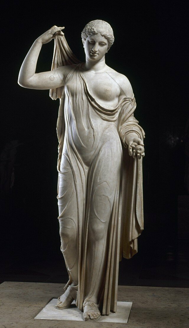 Кстати, а вот любители «верблюжьих лапок» на фотографиях девушек никогда не задумывались об отсутствии оных на обнаженных женских статуях античности? 