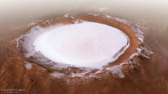 Межпланетная станция «Марс Экспресс» прислала снимок заполненного льдом кратера.