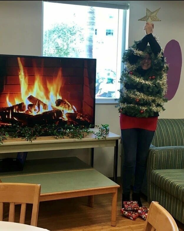"Призом в офисном конкурсе рождественских свитеров были полдня отгула. Пришлось постараться!"