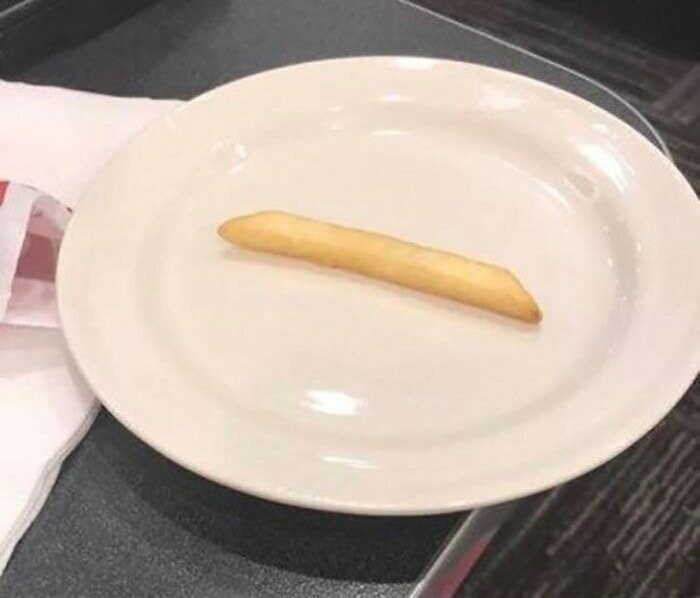 «Официант уронил одну картошку фри на пол и принёс один ломтик на замену»