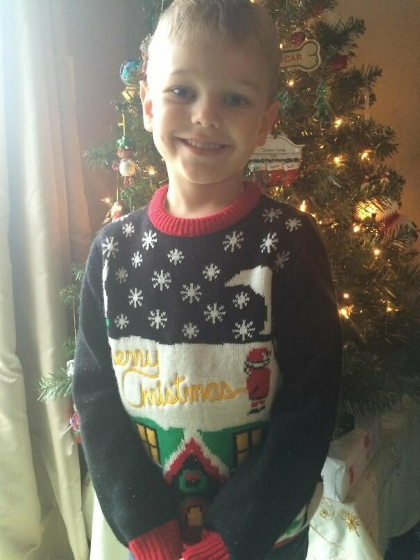 3. Мальчику сделали замечание в школе из-за рождественского свитера, который ему подарила мама