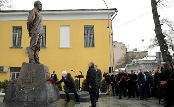 Памятник Солженицыну – почему власть боится оставить его без охраны?