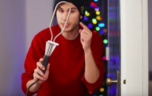 Джейк отметил, что в фильме Кевин использовал электрическую зажигалку для барбекю, чтобы нагреть ручку