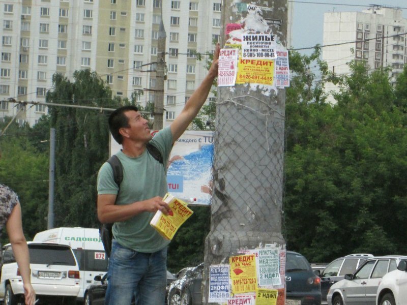 Челябинский изобретатель рассказал о способе борьбы с объявлениями на столбах (5 фото)