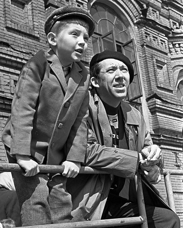 Юрий Никулин с сыном Максимом на Красной площади, 1963 год