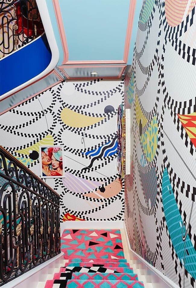 Дизайнер создала невообразимую лестницу в стиле легендарной дизайн-группы Memphis