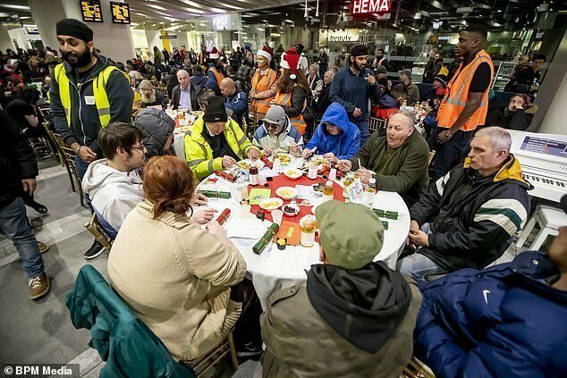 Железнодорожная станция Бирмингема на один день превратилась в столовую для бездомных
