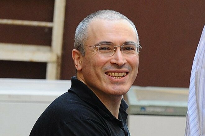 Врет на голубом глазу. Ходорковский продолжает настаивать, что не занимается политикой
