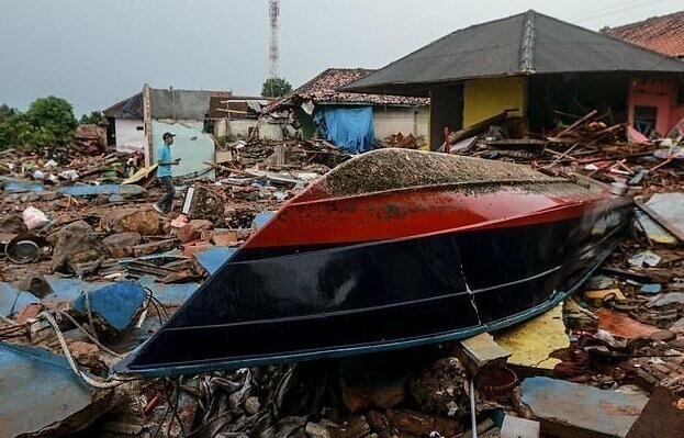 Пока индонезиец спасал жену, его мать и сын погибли в цунами