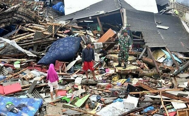Пока индонезиец спасал жену, его мать и сын погибли в цунами