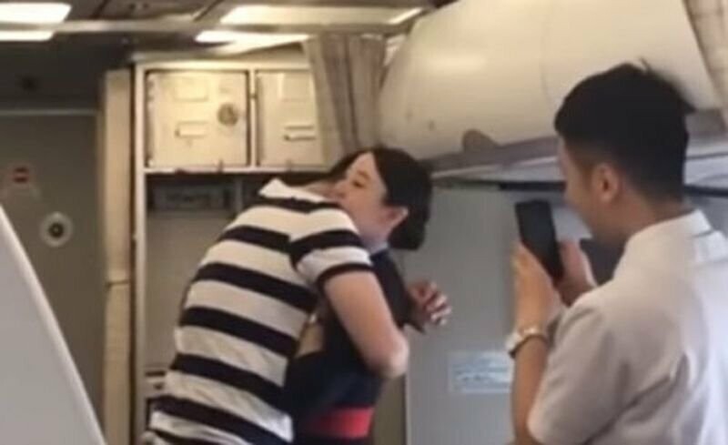 Стюардесса лишилась работы после того, как парень сделал ей предложение руки и сердца на борту самолета