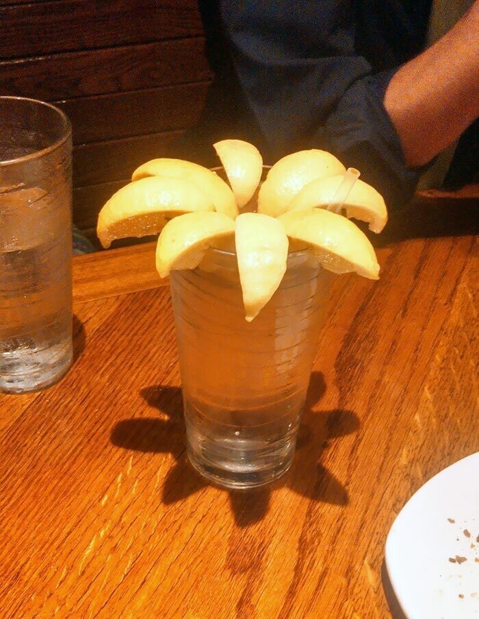 14. "Мой друг пожаловался официанту, что в его воде не было лимона"