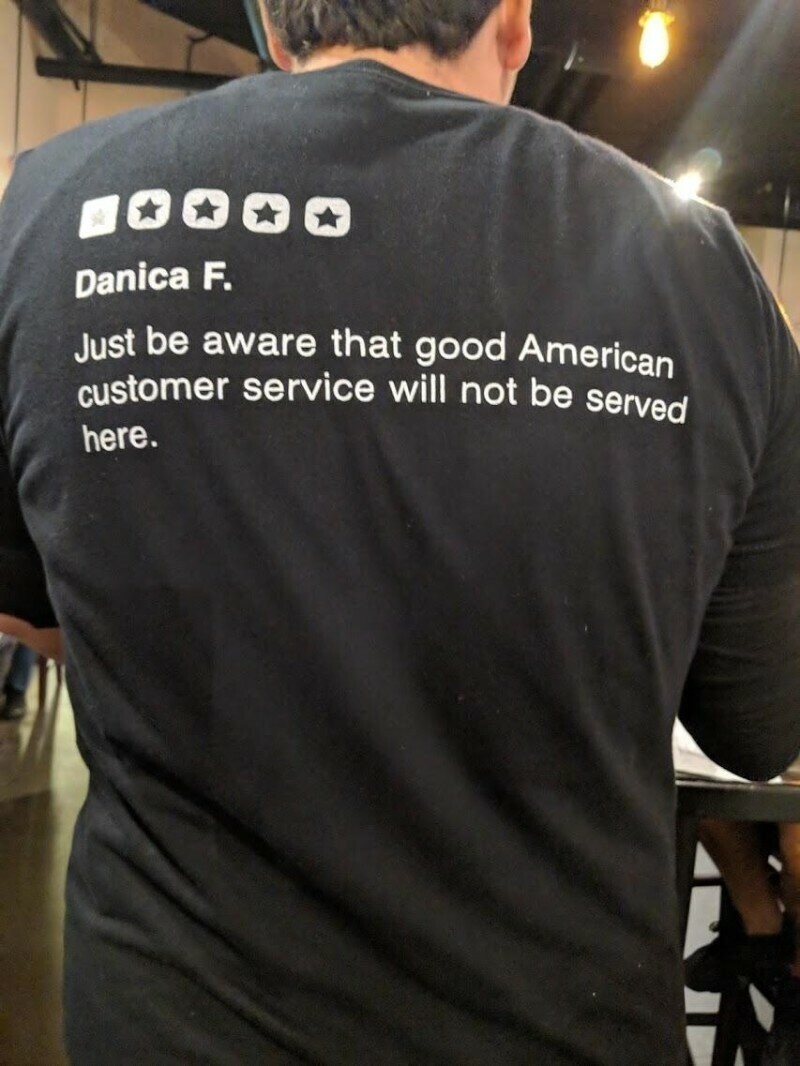 Ресторан напечатал все отзывы пользователей с одной звездой и одел в эти футболки своих работников
