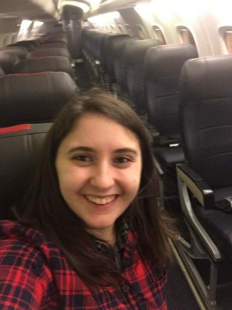 Девушка стала единственным пассажиром в самолете
