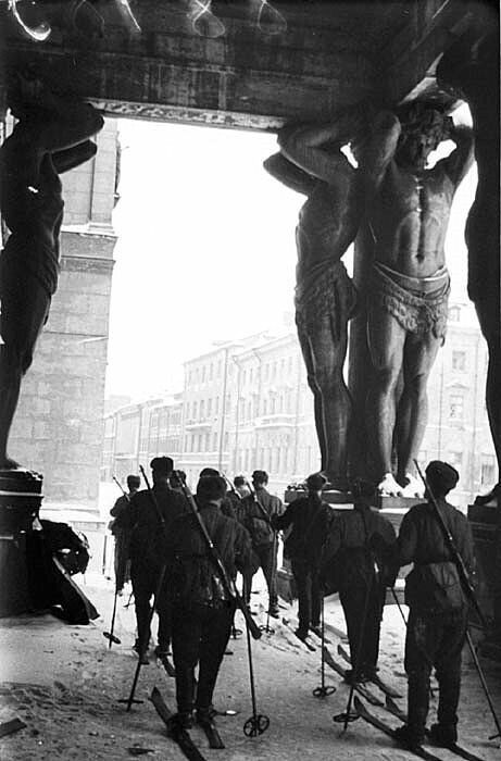 18. Советские горнолыжные войска у входа в Эрмитаж во время блокады Ленинграда в 1943 году
