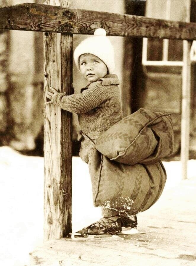 25. Ребенок учится кататься на коньках, Нидерланды, 1933 год