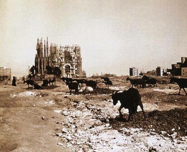 28. Строительство Собора Саграда Фамилия по проекту Антонио Гауди в Барселоне, 1915 год