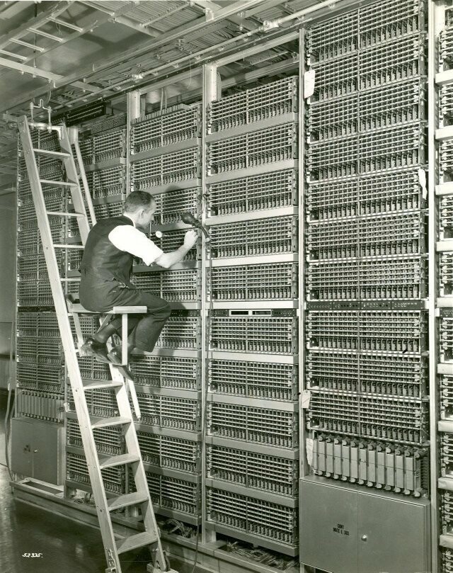 30. Так выглядело обслуживание техники на телефонной станции в Нью-Йорке, 1938 год