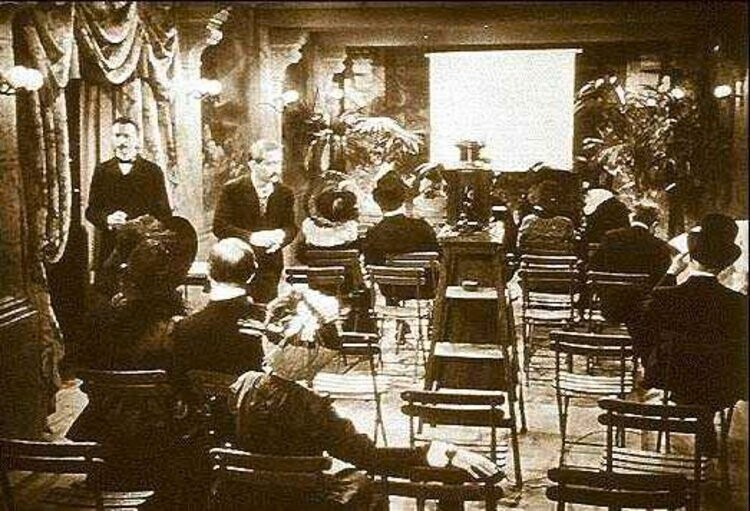 2. Первый публичный киносеанс Огюста и Луи Люмьеров в 1895 году в парижском "Гран-кафе" на Бульваре Капуцинок