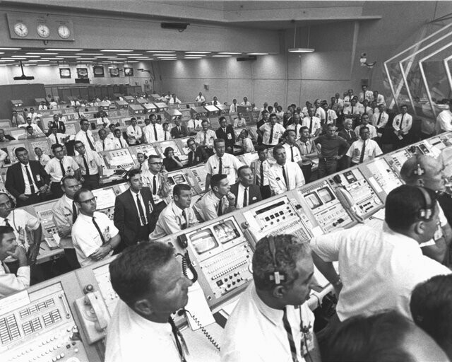 12. Люди наблюдают, как астронавты "Аполлон-11" поднимаются со стартовой площадки во время запуска 16 июля 1969 года